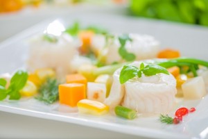 Baltas zivs rullisi kokosa un citrusu merce