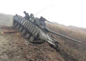 Ukrainskiy-tank-zastryal-na-granitse